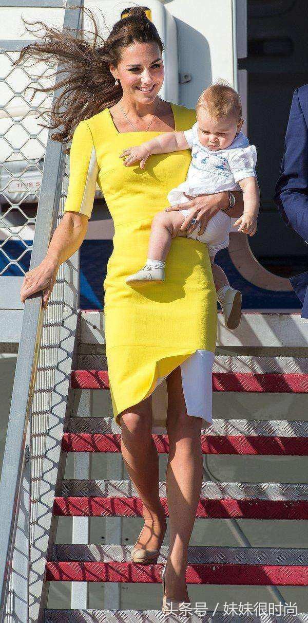 我们错过了凯特王妃递给梅根婚礼花束的瞬间？或许真相并非如此！