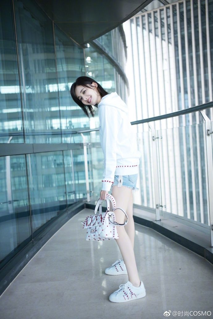 娜扎示范夏季清爽穿搭 元气满满长腿吸睛