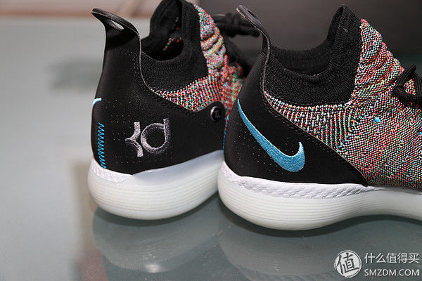 新买的东西 篇一:KD11骚彩色伪开箱，拍出来比实际好看的鞋子