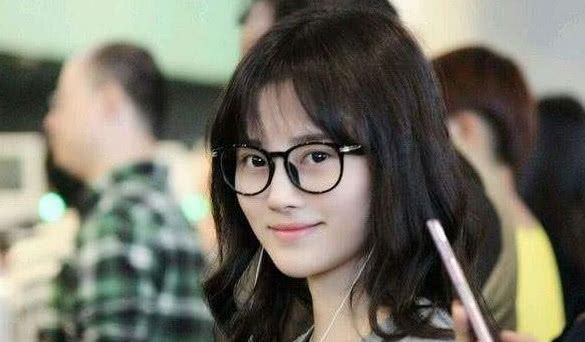 「唯一」难怪鞠婧祎从不戴眼镜，看到她唯一一张眼镜照，网友集体“脱粉”