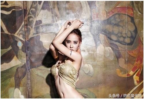 蔡依林着性感紧身衣亮相 引路人疯狂拍照