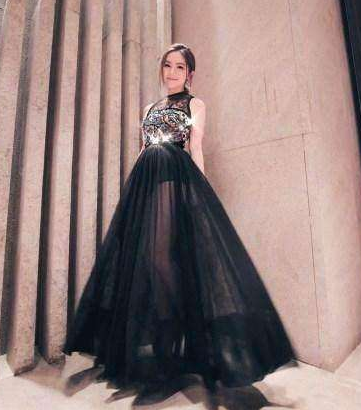 当邓紫棋脱下皮裤, 网友直呼: 想不到能把人鱼裙穿这么仙，真厉害