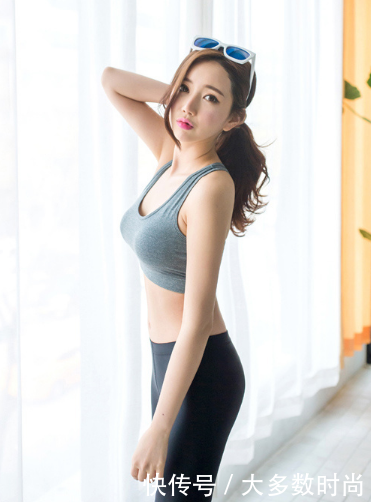 优雅时尚的紧身打底裤美女，整齐又美观，凸显玲珑有致的好身材！