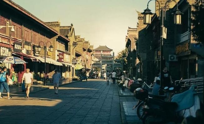  引争议：郭靖黄蓉雕像落地襄阳引争议: 专家呼吁十几次、工程搁