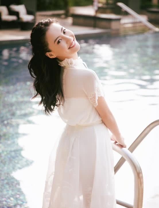 『挑战』张柏芝心里是住着个公主吧,都当妈了仍要挑战少女裙,还挺美