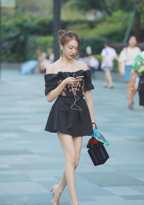  挪不开|街头最迷人的小姐姐，反光的皮肤让人挪不开眼