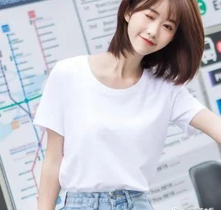  『纯白t恤』一件白T恤走天下，哪个女人这么豪横？普通白T也能如此时尚？