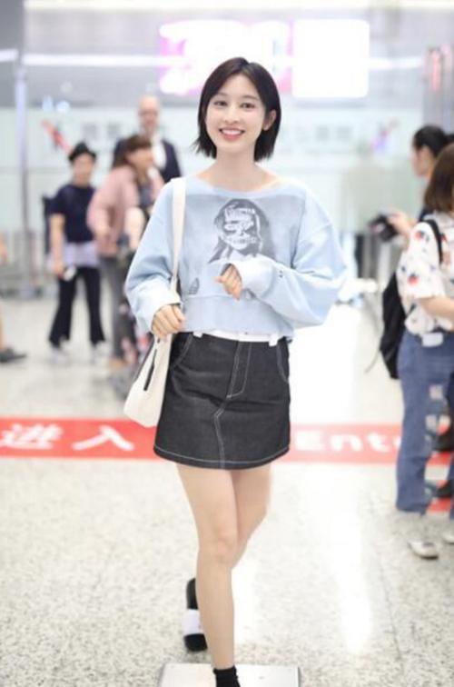 张俪真大胆，黑色高筒袜配拖鞋走机场，网友：你的时尚我们不懂！