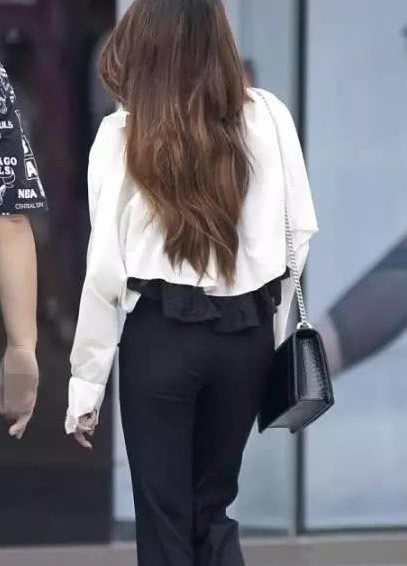 美女姐姐的时尚穿衣风格！惊呆路人！白加黑的搭配好完美 网友：