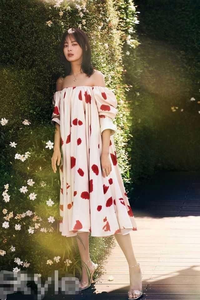 辛芷蕾不愧是高级脸代表，一件脏橘色裙也能穿出别样美感！