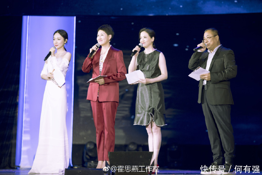 34岁江一燕厉害了！一袭蓝色连衣裙女神范十足，网友：比霍思燕美