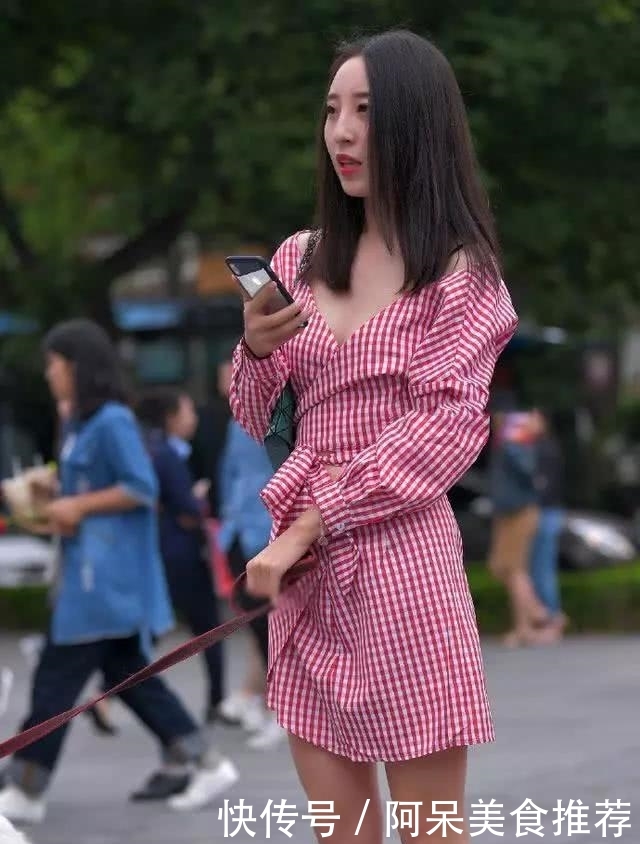  『搞定』路人街拍：想要做美丽的女神，一条粉红色格子连衣裙就能搞定