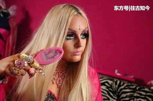 21岁女子童年被侵犯，长大后为变成芭比娃娃，每天化妆4小时！