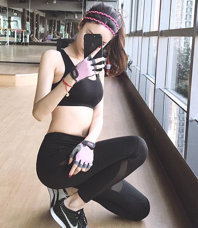 背心装扮的打底裤美女，衬出身材的美感