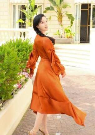 冉莹颖的无跟鞋早被AB杨幂穿烂了，怕站不稳两腿分开连脚趾都用力