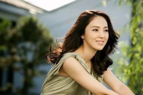 她竟是形婚？两人共享金主爸爸？抢唐嫣男友，开撕谢娜闺蜜，为出