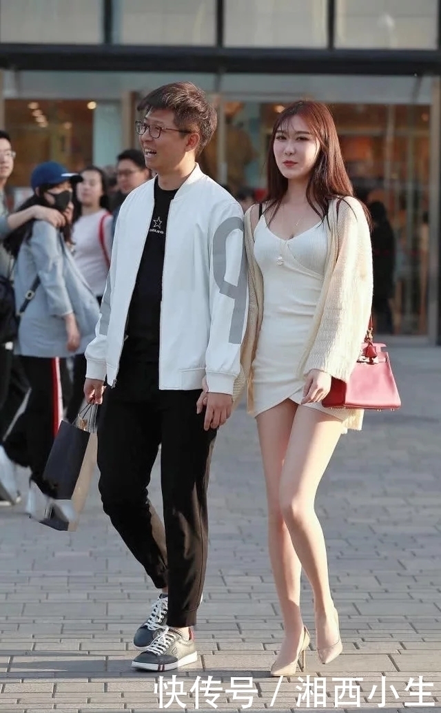 街拍：小姐姐看起来好有气质，飘逸的长发，时尚的装扮，看上去很