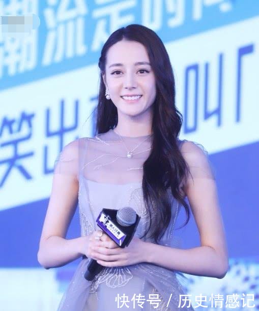 迪丽热巴穿薄纱礼服现身活动，中间堆着一团薄纱，忘记拉平了