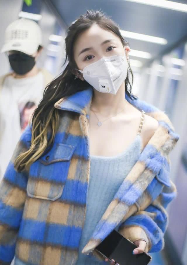  「吊带裙搭配」今年春天火了一种穿法，叫“吊带裙＋薄外套”，时髦减龄又保暖