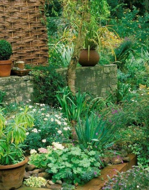 庭院不需太奢华，或一盆花，或一个老物件就能让庭院惬意起来