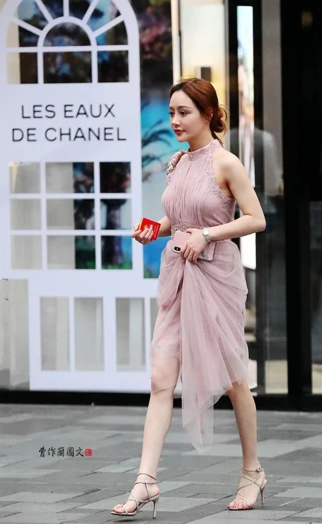  「美女」街拍：选择同色系搭配的美女