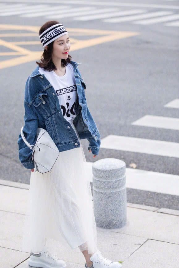 舒畅才是真的懂时尚，用一个头巾就巧妙的遮盖了自己额头的缺陷!