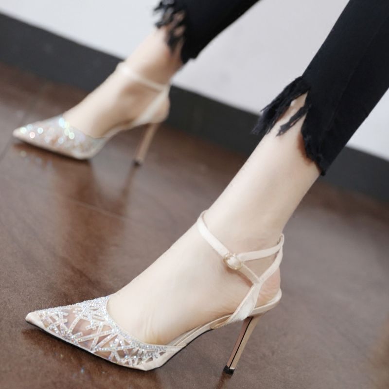 马上就要立秋了，高跟鞋比凉鞋穿着更洋气，它能令你气场变大