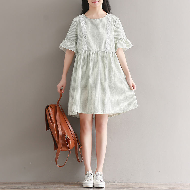 瞧瞧下图的女生，真有眼光，相中这么清爽又时尚的连衣裙