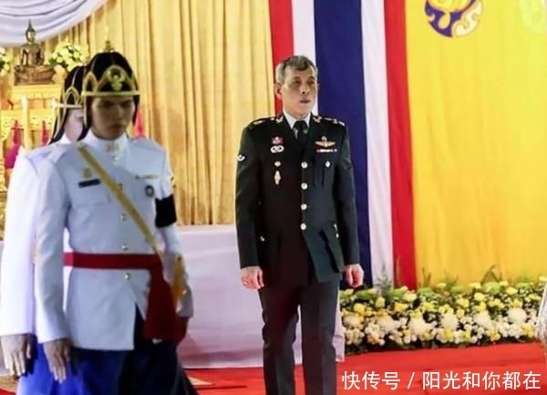  「不见」67岁泰国国王看望灾民，妇女们跪地欢呼，全程不见王后身影