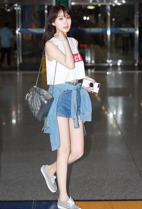 李菲儿撞衫baby，穿同一款T恤，网友：赢了身材却输了气质！