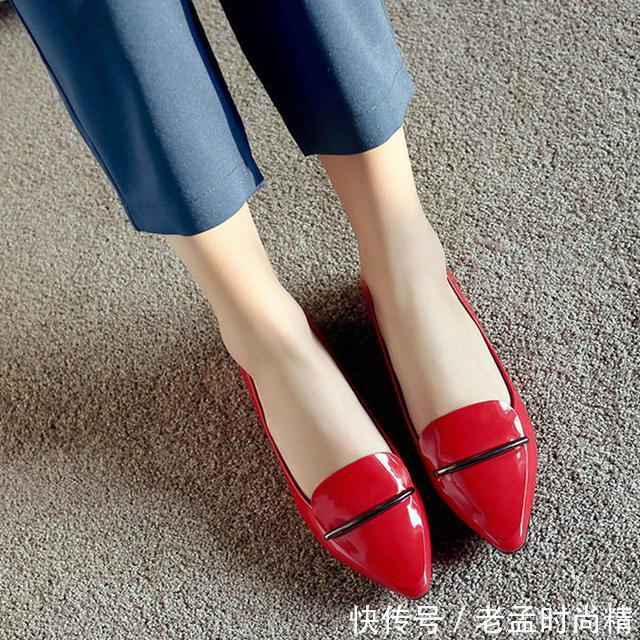 「时髦」穿上时髦轻便的漆皮单鞋逛街,回头率倍增,第4款最耀眼