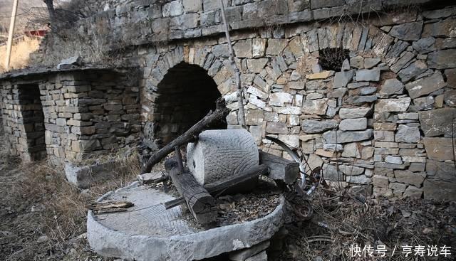 “悬崖”上废弃的窑洞村： 全村娶妻难, 50年间仅娶进一个媳妇儿