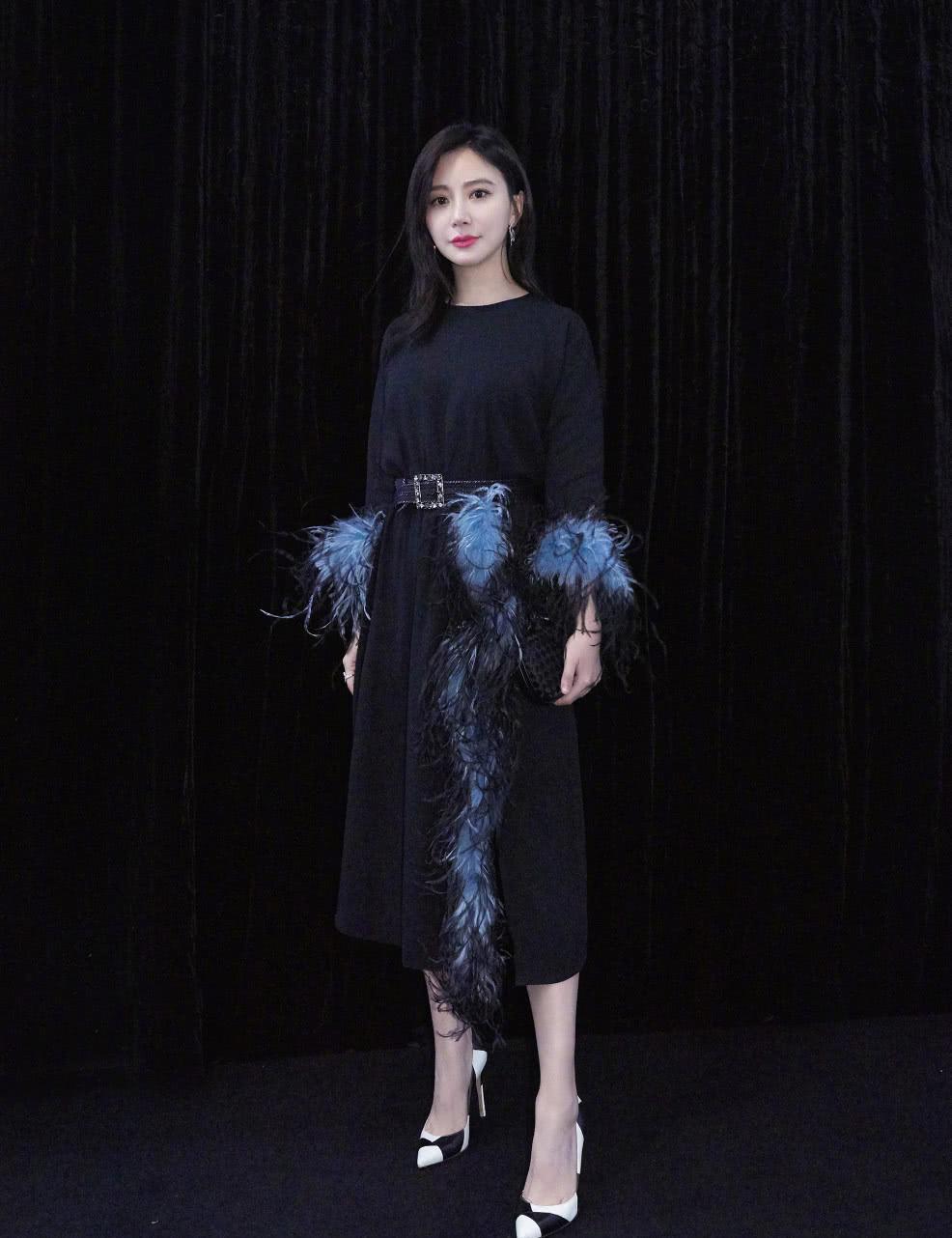 熊乃瑾穿小香风知性温柔,把肥大的牛仔裤穿成紧身裤,减减肥吧!