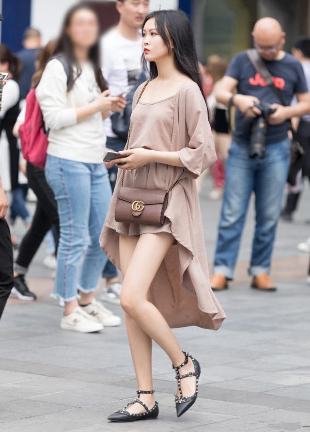 街拍，尽显气质高雅的时尚穿搭示范，让你尽显气质美!