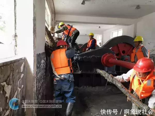  [快讯]一线快讯龙潭水电站抢险人员进入闸房
