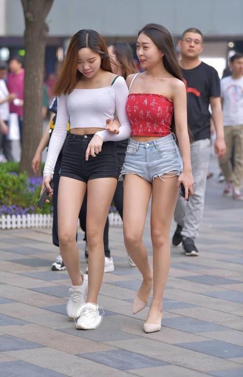 路人街拍，短裤展示美女的大长腿， 时尚又性感，潮流又百搭！