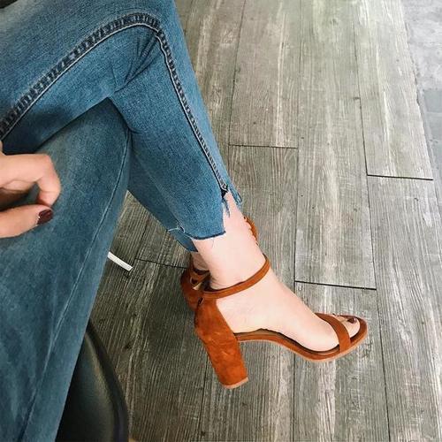 穿高跟鞋走路声音特别大很尴尬，怎么办？