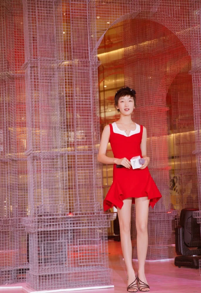 周冬雨身穿一袭红色连衣裙,尽显女神气质,网友:发型才是亮点