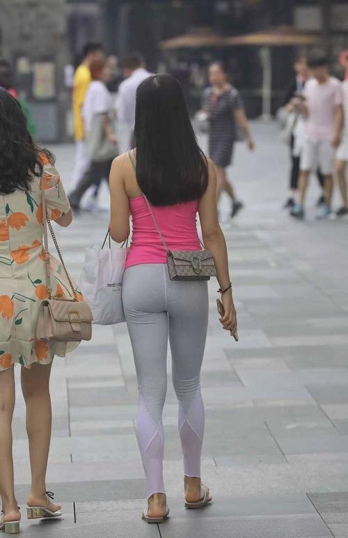 路人街拍，吊带配紧身裤穿在小妹身上，时尚气质
