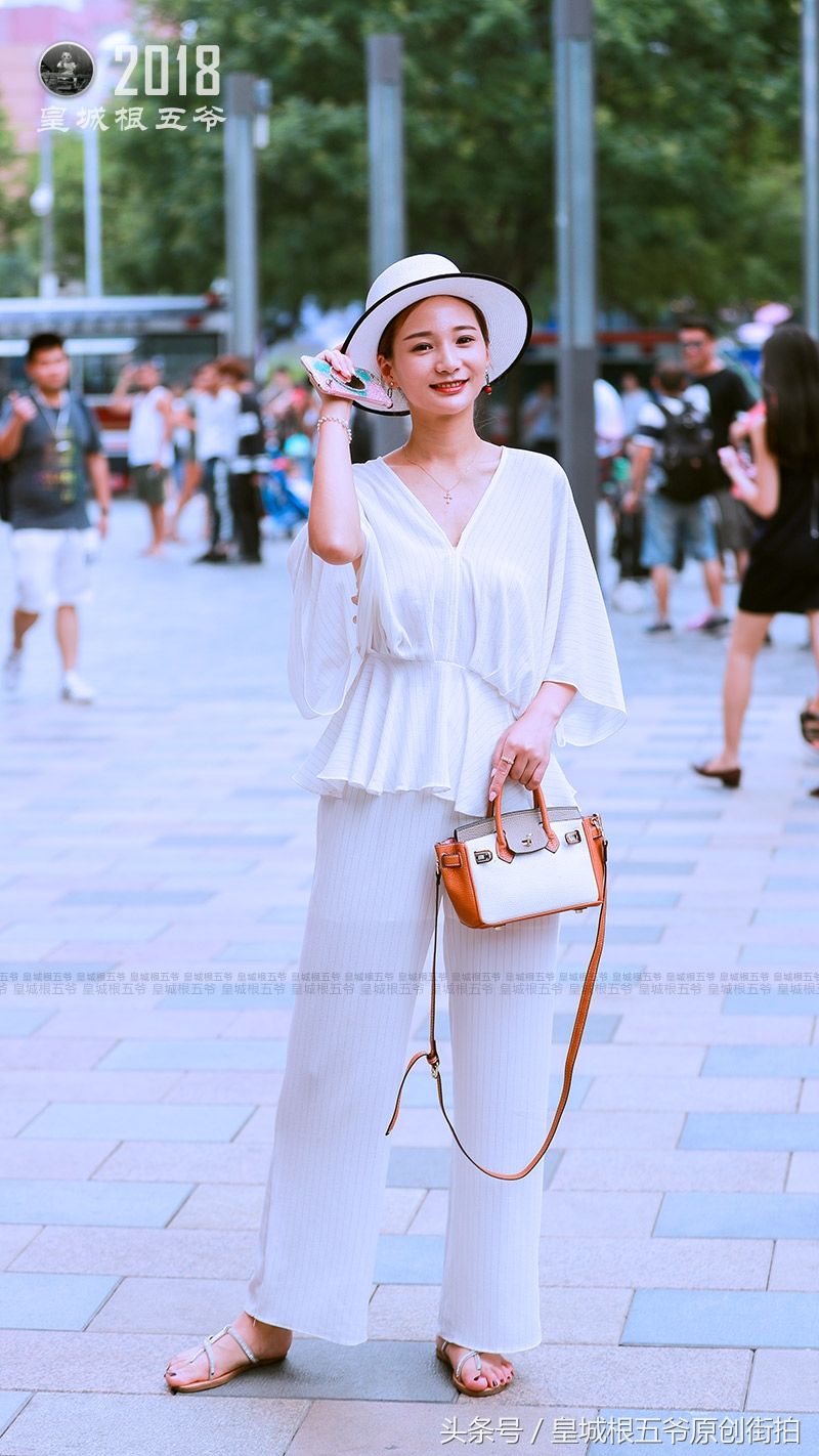 街拍:身材妖娆的时髦美女三伏天穿搭,凸显女性魅力