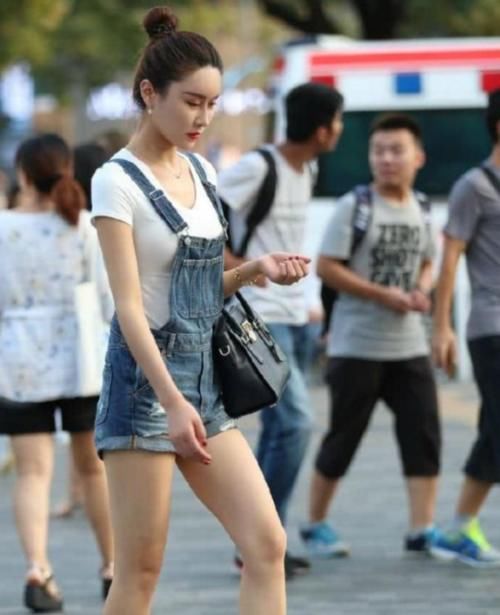 「浓妆」“小厨娘”的背带牛仔裤，盘头女神的浓妆，网友：太出色！
