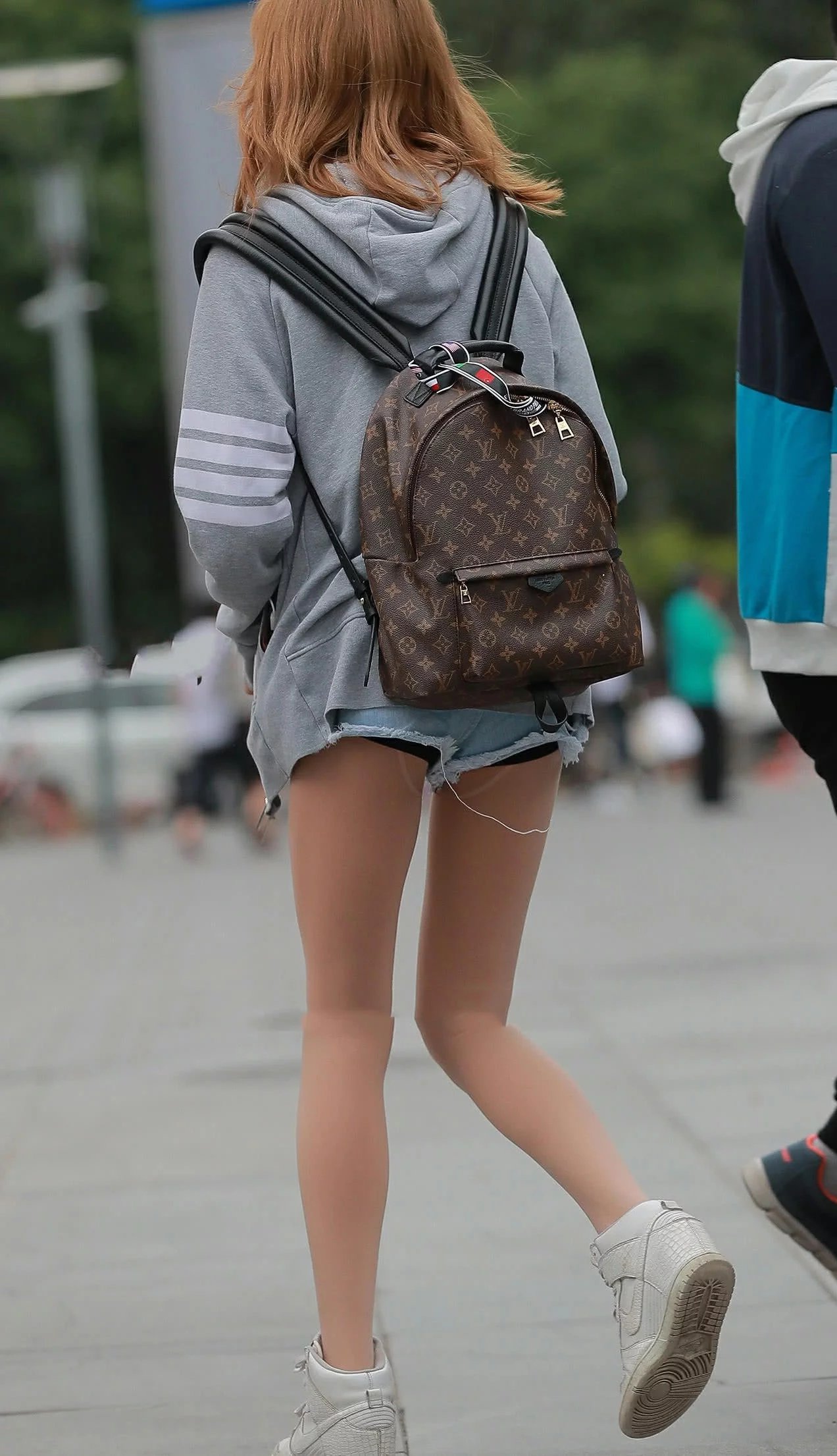 气质甜美的小姐姐蓝色短裤秀出大长腿,棕黄色秀发显得更加迷人,