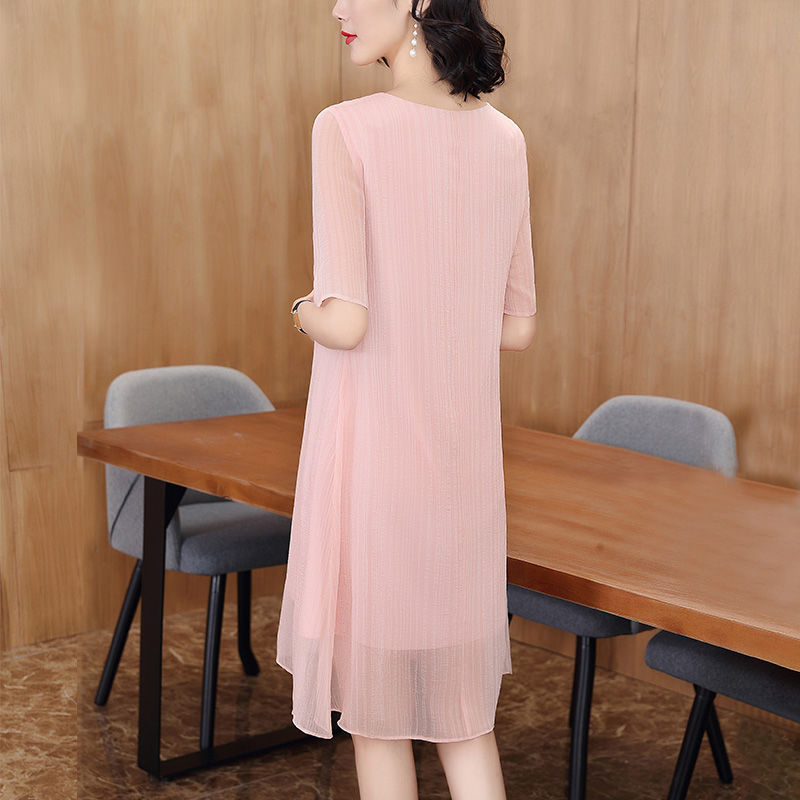 令男人怦然心动的“美肩裙”，清新迷人又白嫩，女人见了都羡慕