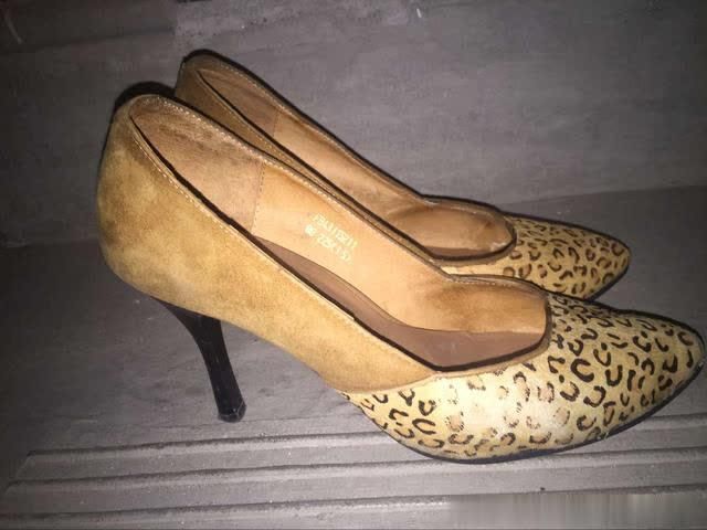 如果你经常出脚汗建议不要穿高跟鞋，应该搭配凉鞋或者高跟凉鞋!