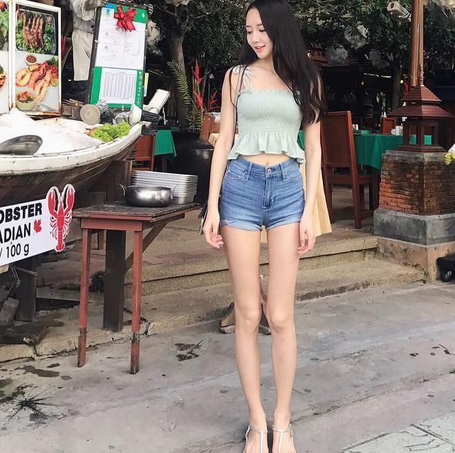 街拍:紧身牛仔裤惬意舒适的搭配，尽显小姐姐大长腿，青春时尚感