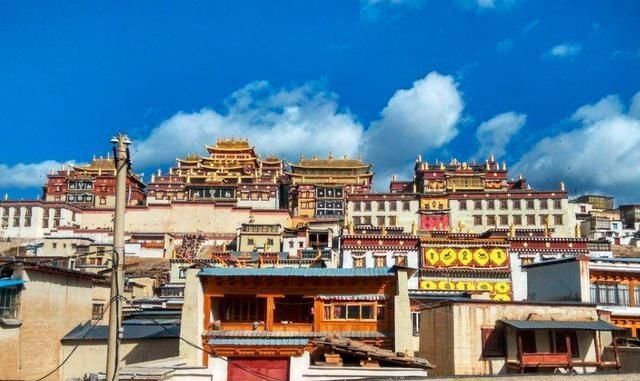 云南最大藏传佛教寺庙,被誉为“小布达拉宫”,犹如一座庄严古堡