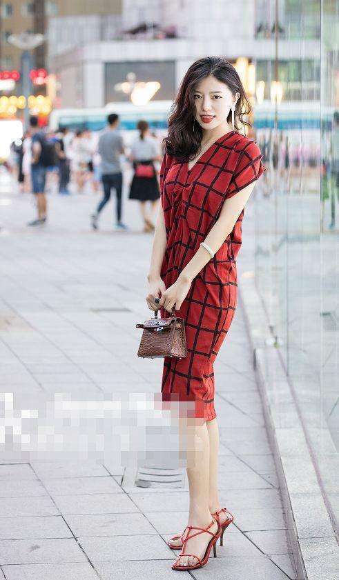 街拍: 穿裙子上街的美女们, 苗条身材有曲线, 真是“美艳”动人!