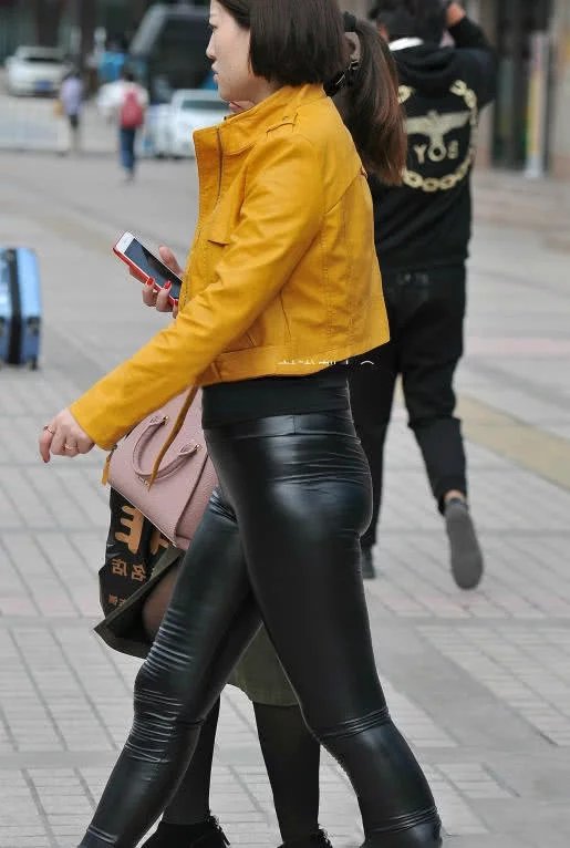 紧身皮裤小姐姐搭配黄色衬衫,弯腰的瞬间展露丰满的曲线,很有看