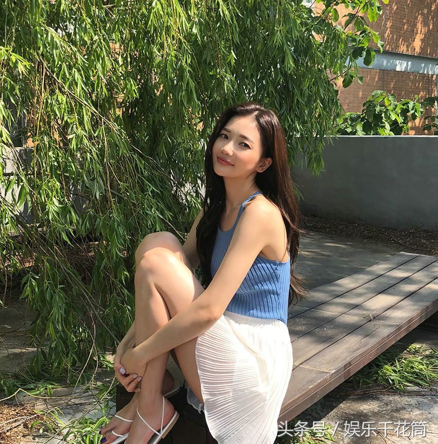 韩模特KYUNG蓝色无袖上衣加白裙尽显淑女风,也诠释的非常时尚