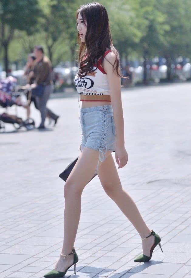 #感觉#天气太热了,美女把3岁小女孩的“裙子”当上衣,出奇的好看